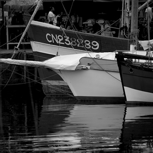 Bateaux de p^che à quai en noir et blanc - France  - collection de photos clin d'oeil, catégorie paysages